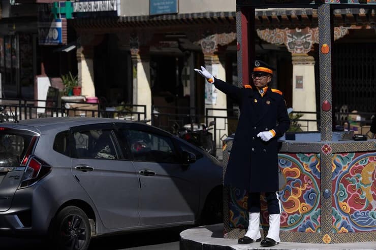 מדינה ללא רמזורים. רמזור אנושי אחד מוצב בעיר הבירה (צילום: טל שחר) מדינה ללא רמזורים. רמזור אנושי אחד מוצב בעיר הבירה