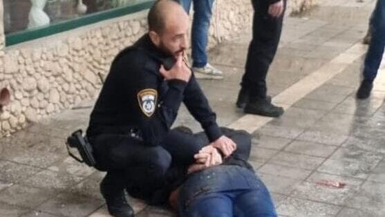 החשוד כמחבל (שוכב על הרצפה) בזירה המחבל המנוטרל בהרצליה