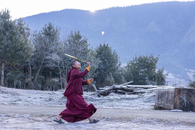 נזירות מתחממות במשחק בדמינטון באחד הבקרים הקפואים (צילום: טל שחר) נזירות מתחממות במשחק בדמינטון באחד הבקרים הקפואים