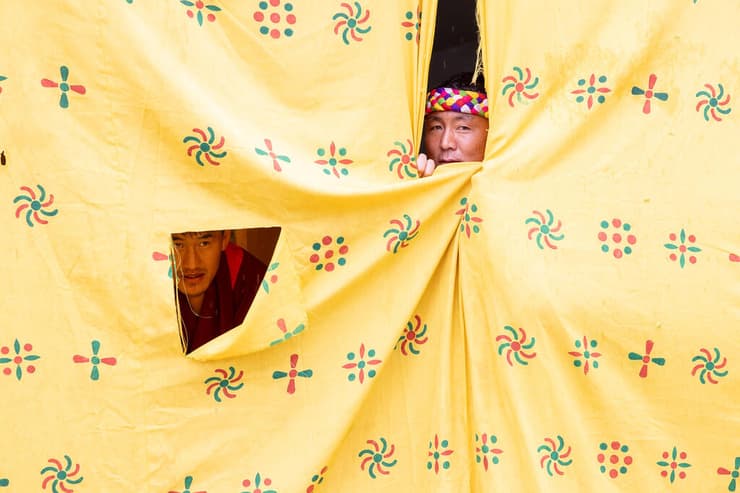 שחקני הפסטיבל מציצים מאחורי הקלעים (צילום: טל שחר) שחקני הפסטיבל מציצים מאחורי הקלעים