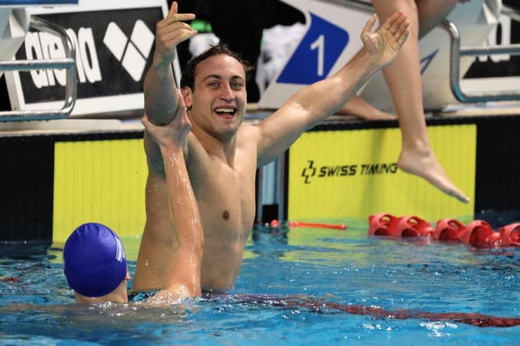 יהונתן יצחקי חוגג את השיא ב-100 חזה (צילום: ארז ארטנשטיין, איגוד השחייה) יהונתן יצחקי חוגג את השיא ב-100 חזה