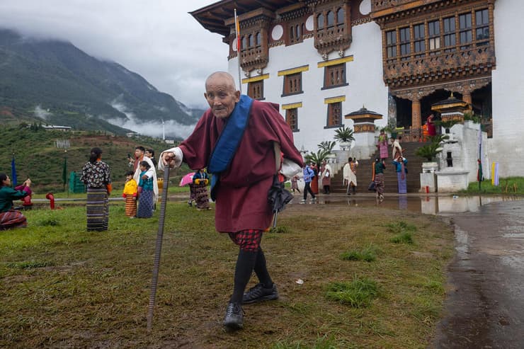 זקן מקומי לבוש כמיטב המסורת בצאתו מהמקדש ליד פונקה (צילום: טל שחר) זקן מקומי לבוש כמיטב המסורת בצאתו מהמקדש ליד פונקה