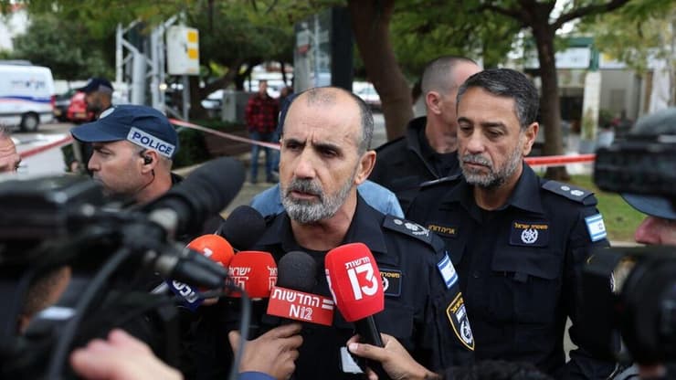 המפכ"ל רנ"צ לוי בזירת הפיגוע (צילום: דנה קופל) זירת הפיגוע בהרצליה