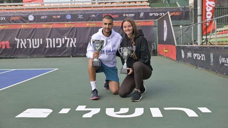 שימנוב וחירין עם הגביעים (צילום: איגוד הטניס) שימנוב ובוחניק עם הגביעים