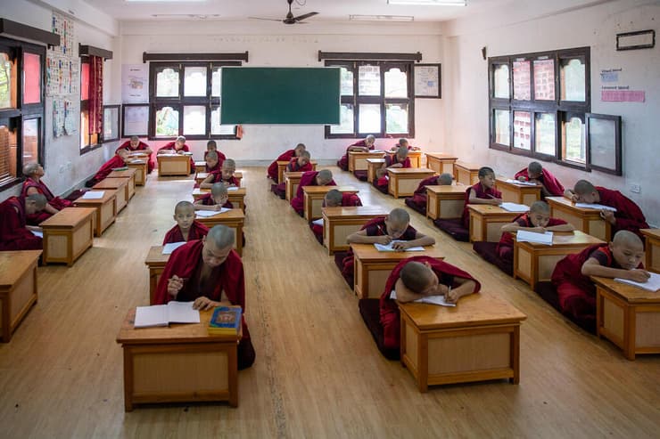 ילדים נזירים בעוד אחת משעות הלימוד הרבות במנזר (צילום: טל שחר) ילדים נזירים בעוד אחת משעות הלימוד הרבות במנזר