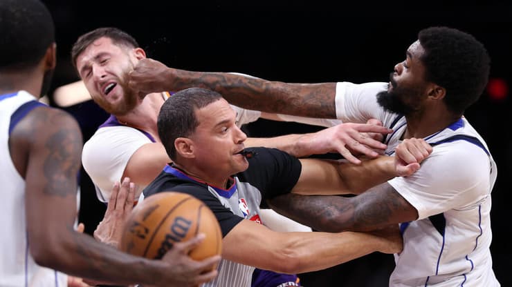 מרשל שולח אגרוף לפניו של נורקיץ' (צילום: Chris Coduto/Getty Images) קרב האגרופים