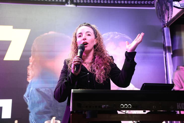 הפגנה והדלקת נרות מחוץ לכלא איילון בו מוחזק הנגד ארי רונפלד