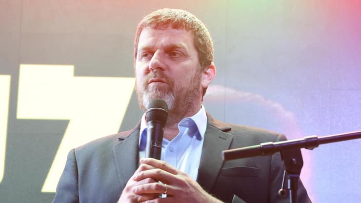 הפגנה והדלקת נרות מחוץ לכלא איילון בו מוחזק הנגד ארי רונפלד