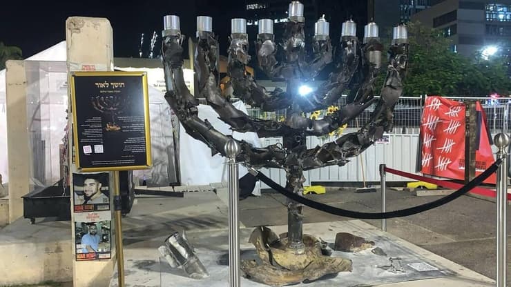  חנוכיה העשויה משברי טילים בכיכר החטופים