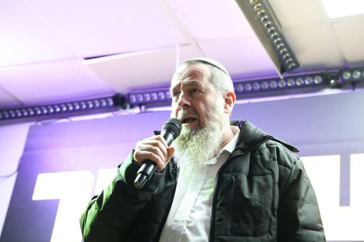 הפגנה והדלקת נרות מחוץ לכלא איילון בו מוחזק הנגד ארי רונפלד