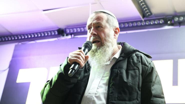 הפגנה והדלקת נרות מחוץ לכלא איילון בו מוחזק הנגד ארי רונפלד