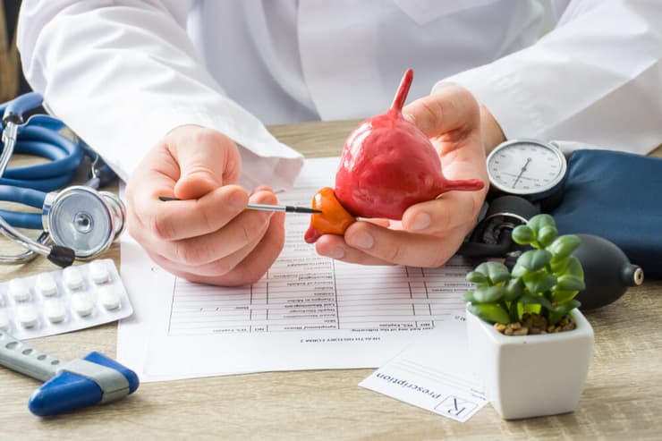 הרופאים מנסים תחילה תרופות, ואם אינן מסייעות - נערכים לכריתת הערמונית (צילום: shutterstock) ניתוח הסרת ערמונית