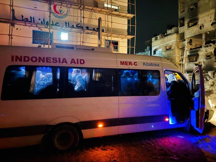 פינוי חולים והעברת אספקה לבית החולים האינדונזי