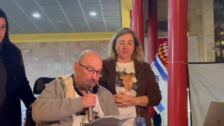 טל קופרשטיין בעצרת בחולון (צילום: מטה משפחות החטופים ) טל קופרשטיין, אביו של בר קופרשטיין, מדבר על בנו בעצרת בחולון.