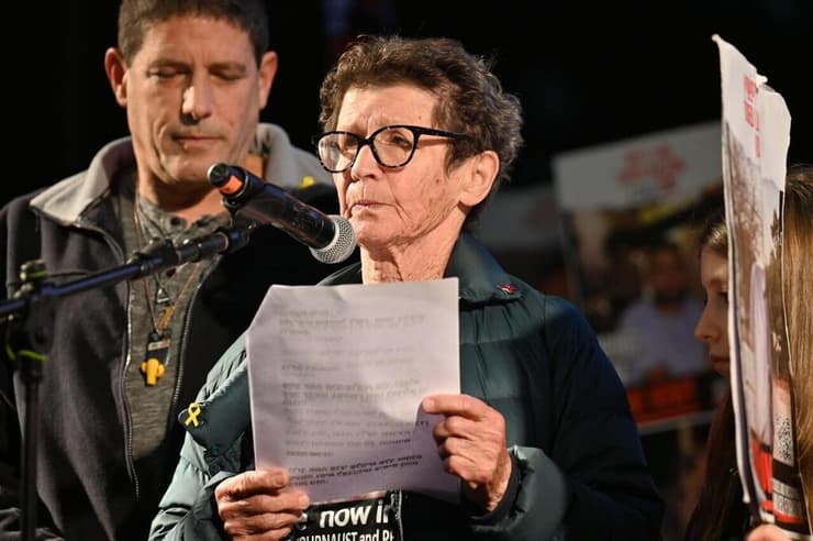 יוכבד ליפשיץ בכיכר החטופים