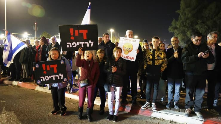 הפגנה והדלקת נרות מחוץ לכלא איילון בו מוחזק הנגד ארי רונפלד