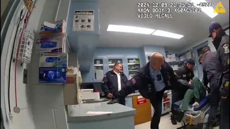 שוטרים מכים את רוברט ברוקס בניו יורק בעודו אזוק, שעות לפני מותו