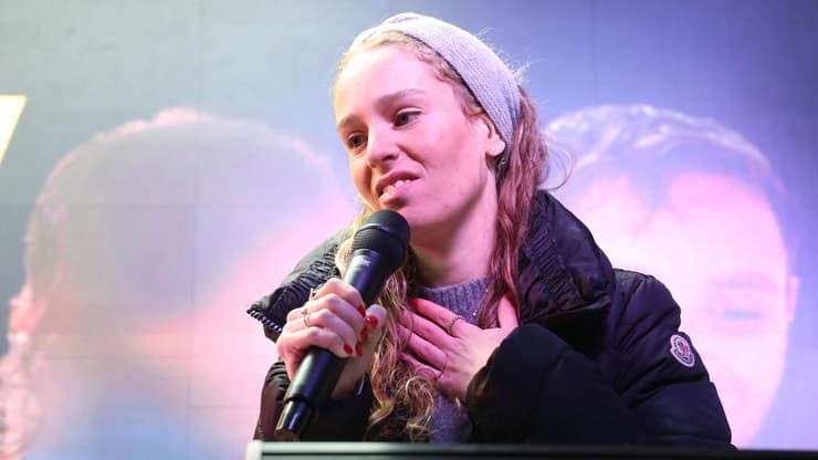 אשתו של רוזנפלד (צילום: דנה קופל) הפגנה והדלקת נרות מחוץ לכלא איילון בו מוחזק הנגד ארי רונפלד