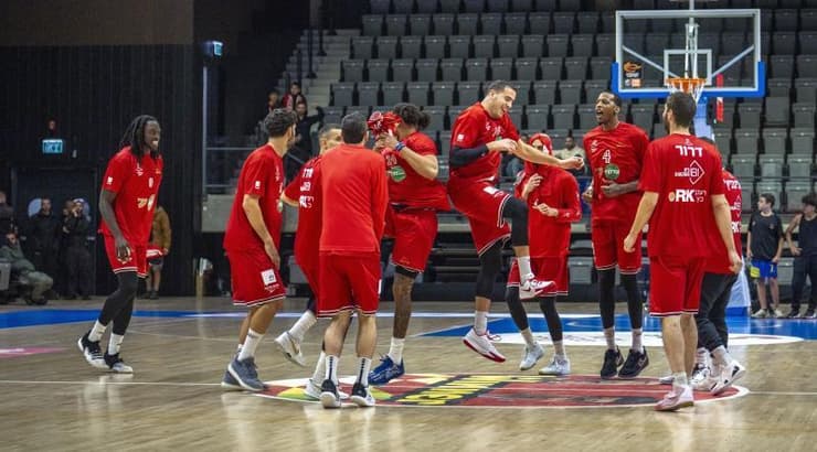 שחקני הפועל תל אביב מתחממים