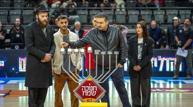 עופר ינאי מדליק חנוכייה