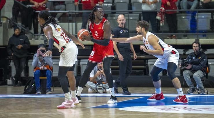 ג'ונתן מוטלי עם הכדור