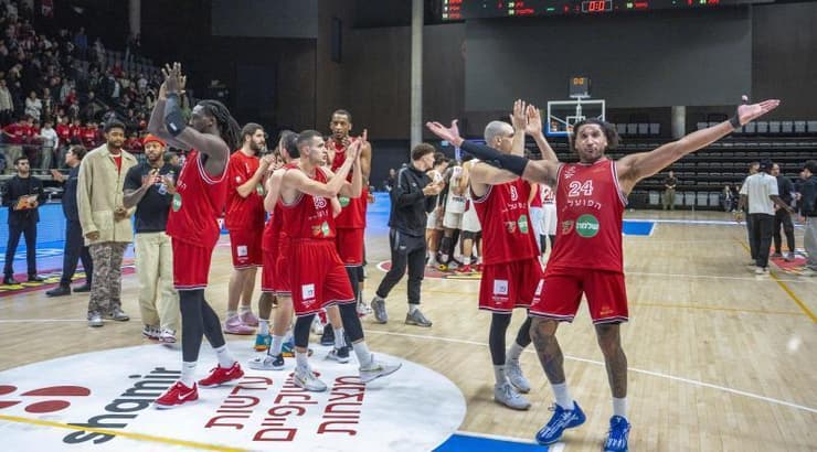 שחקני הפועל ת"א חוגגים