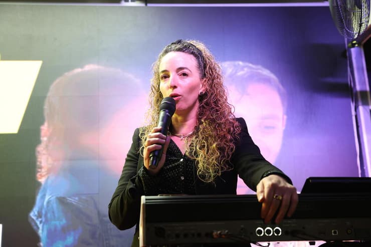 הפגנה והדלקת נרות מחוץ לכלא איילון בו מוחזק הנגד ארי רונפלד