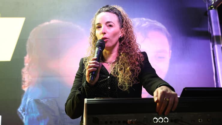 סילמן תקפה: "רוזנפלד הושאר במעצר אחרי ששופטי השלום והמחוזי הורו לשחררו" (צילום: דנה קופל) הפגנה והדלקת נרות מחוץ לכלא איילון בו מוחזק הנגד ארי רונפלד