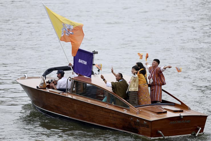 נשאה גם את דגל בהוטן בטקס הפתיחה. לאמו (צילום: Clive Brunskill/Pool Photo via AP) לאמו