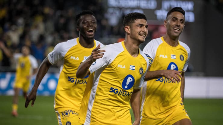 רוצים עוד תואר. שחקני מכבי ת"א חוגגים מול הפועל ירושלים (צילום: עוז מועלם) זהבי, אדו ומדמון חוגגים