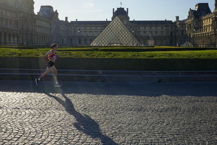 התעקשה לסיים את המרתון, למרות הכל. לאמו (צילום: AP Photo/Vadim Ghirda) לאמו
