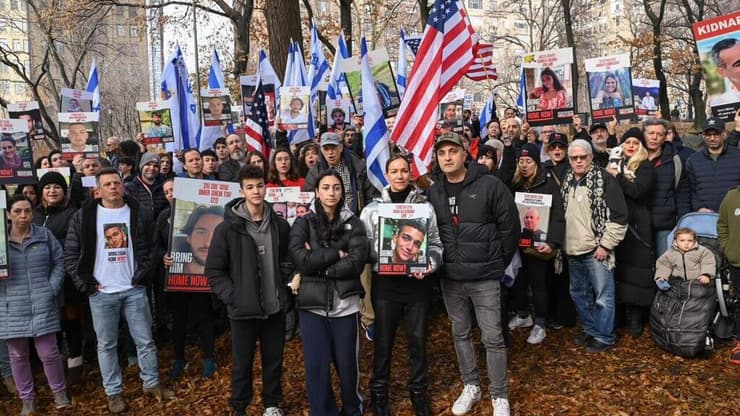 עדי אלכסנדר, אביו של עידן המציין היום יום הולדת בשבי, בעצרת בניו יורק