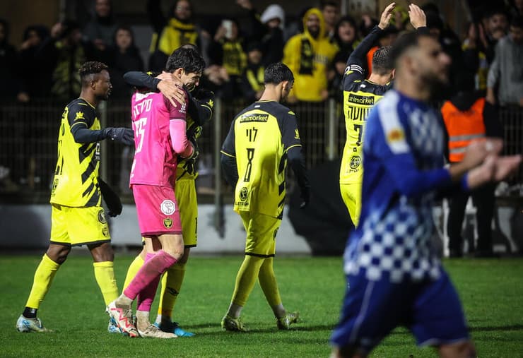 שחקני בית"ר ירושלים חוגגים עם מיגל סילבה