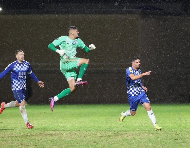 שחקני מ.ס קריית ים חוגגים עם משה כהן