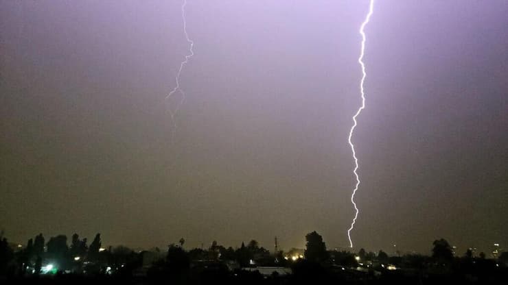 ברקים מעל פתח תקווה (צילום: רותם נאור) ברקים מעל פתח תקווה