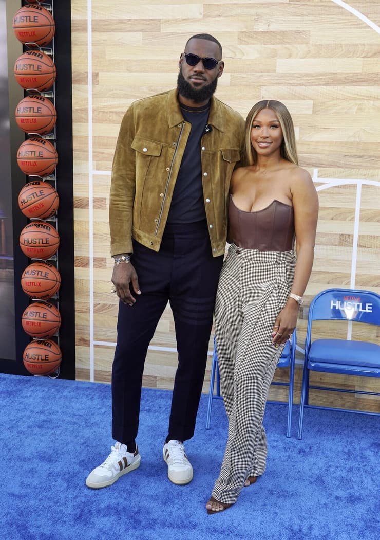 נישואים מושלמים. לברון עם אשתו סוואנה (AP Photo/Chris Pizzello) לברון ג'יימס עם אשתו סוואנה