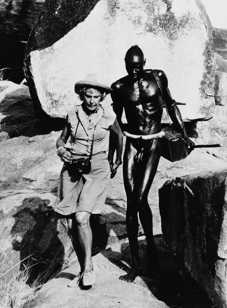 בן שבט נובה הסודני נושא את כלי הצילום של ריפנשטאהל