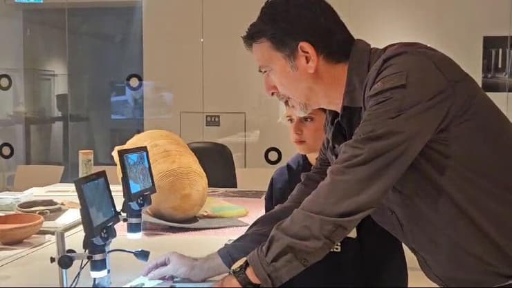 ד"ר עמית ראם ונהוראי ניר בוחנים את התליון