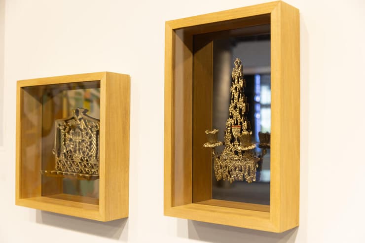 זוג הפמוטים והחנוכייה לאחר חידושם