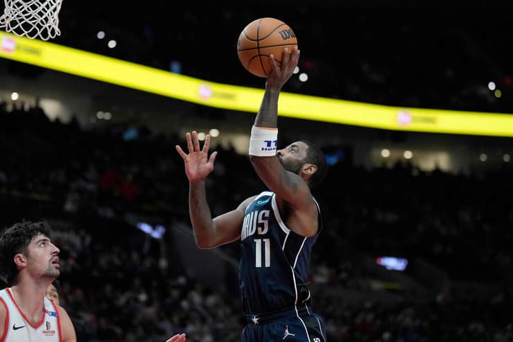 אבדיה צופה בארווינג. משחק שיא של הכוכב לא הספיק לדאלאס (צילום: Soobum Im / GETTY IMAGES NORTH AMERICA / AFP) אבדיה צופה על ארווינג