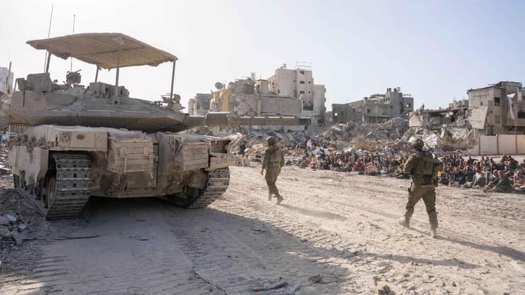 כוחות צה"ל פועלים ברצועה, שנה ושלושה חודשים מפרוץ המלחמה (צילום: דובר צה"ל) פינוי האוכלוסייה מבית החולים כמאל עדואן בעזה