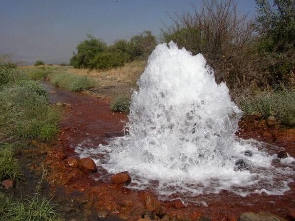 מי תהום מאקוויפר החרמון המזרחי, שופעים מעומק של כ-1.5 ק"מ בקידוחי שמיר שבעמק החולה
