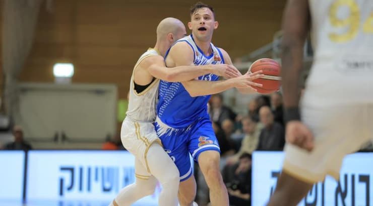 רועי הובר מול מוריאל לוטאטי