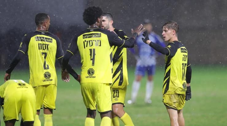 שחקני בית"ר ירושלים חוגגים (עמרי שטיין) שחקני בית"ר ירושלים חוגגים