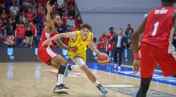 שחר דורון מתקדם עם הכדור