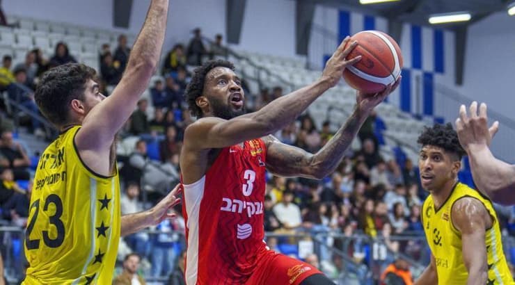 קאדין קרינגטון מחפש את הסל