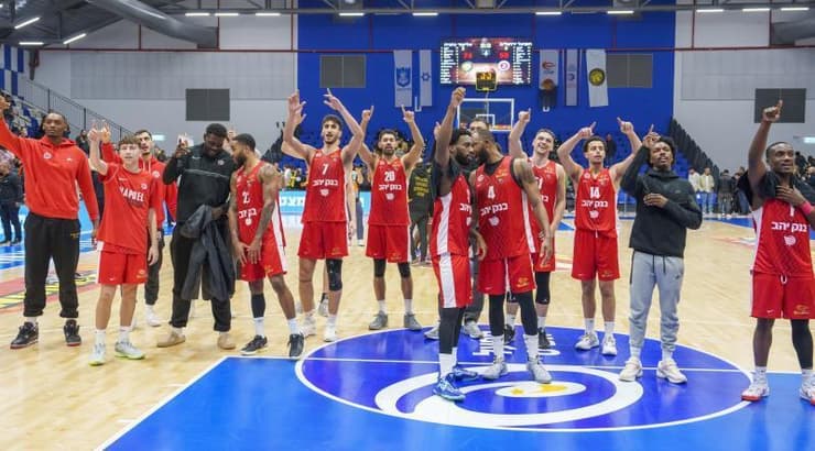 שחקני הפועל ירושלים חוגגים בסיום