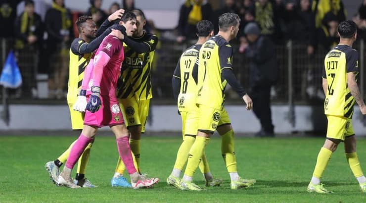 שחקני בית"ר ירושלים חוגגים עם מיגל סילבה (עמרי שטיין) שחקני בית"ר ירושלים חוגגים עם מיגל סילבה