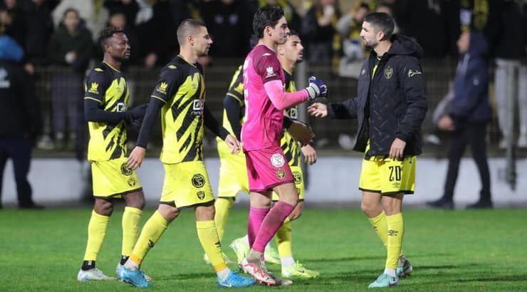 שחקני בית"ר ירושלים חוגגים עם מיגל סילבה (עמרי שטיין) שחקני בית"ר ירושלים חוגגים עם מיגל סילבה