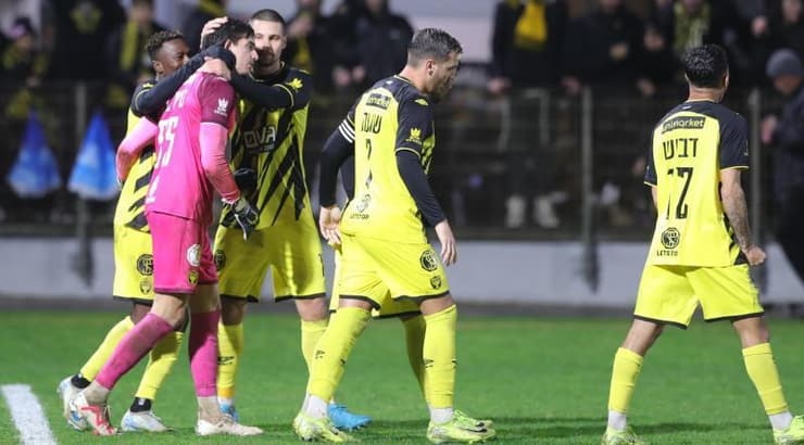 שחקני בית"ר ירושלים חוגגים עם מיגל סילבה (עמרי שטיין) שחקני בית"ר ירושלים חוגגים עם מיגל סילבה